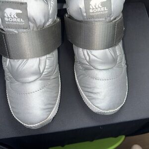 Sorel
Sneakers
* * * * * 6
Women's Out N About Puffy Waterproof Mid-Top